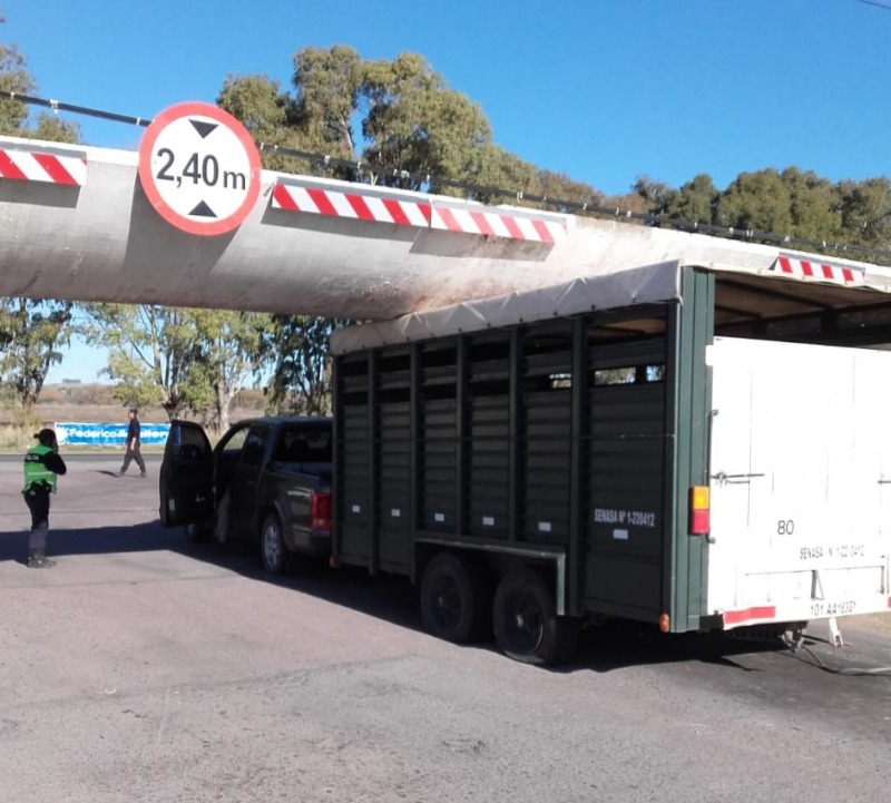 Error de clculo: una camioneta qued trabada en el limitador